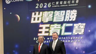 仁寶電腦法說會登場，董事長陳瑞聰一掃去年營收下滑陰霾，霸氣預告2026金馬年將迎來AI伺服器「爆發性成長」，誓言在最短時間重返兆元俱樂部。總經理Tony更示警，記憶體「超級循環」來襲，缺貨恐成常態。仁寶全力轉型AI，今年非PC營收佔比挑戰4成。（圖／記者師瑞德攝影）