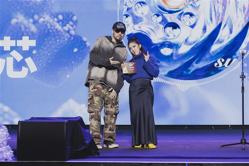 街聲年度音樂趨勢大獎，得獎人李竺芯和頒獎人MC Hotdog熱狗（左）。（圖／StreetVoice街聲）