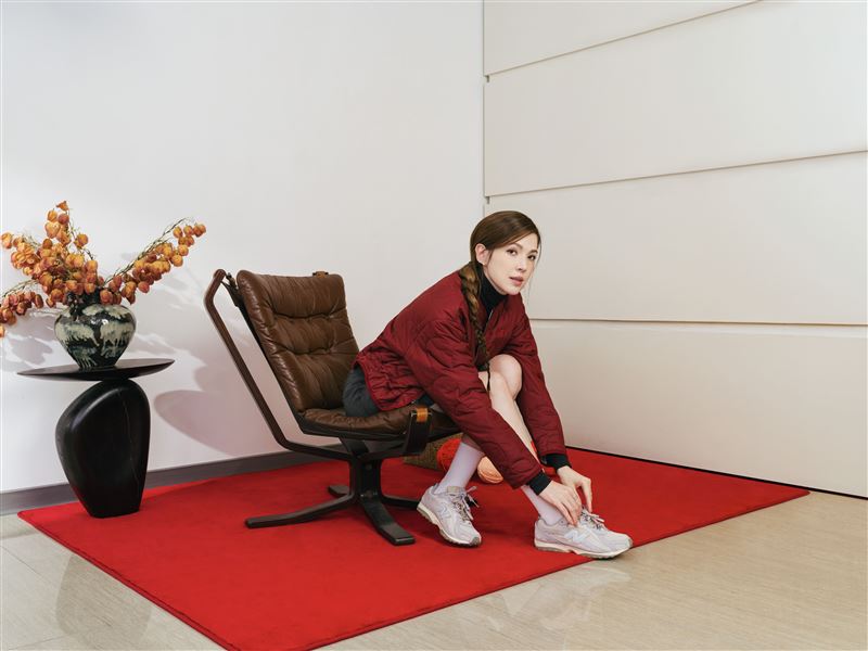 許瑋甯以自在節奏在多重角色間轉換。（圖／品牌業者提供）