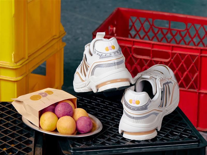 adidas透過雙色地瓜球搭配下方銀色弧線描繪攤位上的鍋具，讓每個角度充滿濃厚的在地趣味。（圖／品牌業者提供）
