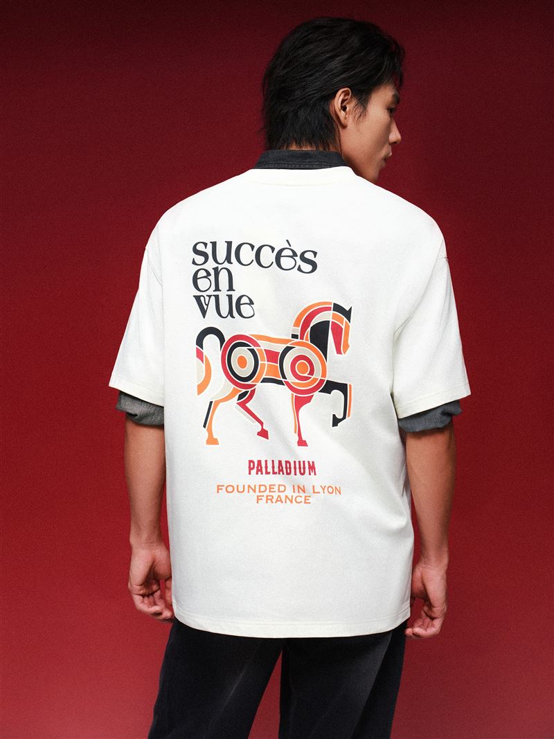 PALLADIUM馬年限定系列推出顯白度滿分的底氣紅與簡約溫潤的香草冰色為主的多款服飾單品。（圖／品牌業者提供）