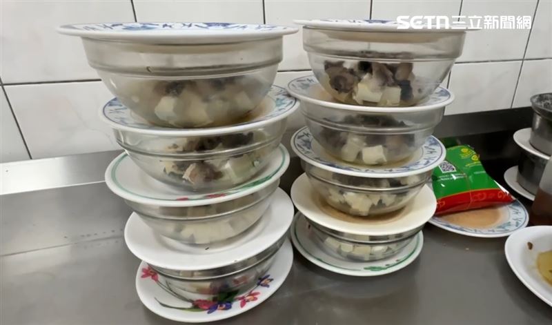 業者解釋，團客人數多，不可能一道菜一道菜慢慢上，會先備好料煮好一次上桌。（圖／翻攝畫面）