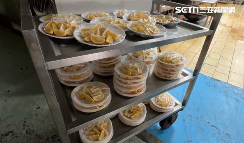 出事的「溫體柳丁」老闆用推出展示，並用手證實本身是冷的。（圖／翻攝畫面）