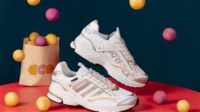 adidas以在地小吃「地瓜球」打造的SPIRITAIN 2000 GORE-TEX 鞋款，將街頭小吃轉化為趣味插畫裝飾。（圖／品牌業者提供）