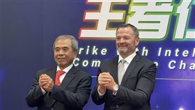 AI霸主黃仁勳下周訪台，市場緊盯「兆元宴」名單。仁寶董事長陳瑞聰雖對是否出席賣關子，但主動透露仁寶與輝達位於北士科的新總部將於2028年同步啟用，雙方是「鄰居」，合作將更深化。仁寶也預告2026年將迎來爆發性成長，誓言重返兆元營收。（圖／記者師瑞德攝影）