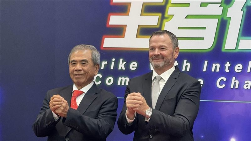 AI霸主黃仁勳下周訪台，市場緊盯「兆元宴」名單。仁寶董事長陳瑞聰雖對是否出席賣關子，但主動透露仁寶與輝達位於北士科的新總部將於2028年同步啟用，雙方是「鄰居」，合作將更深化。仁寶也預告2026年將迎來爆發性成長，誓言重返兆元營收。（圖／記者師瑞德攝影）