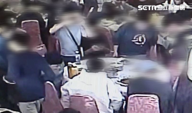 有學生舉高手機拍照，看似拍美食心態，實際上在拍素材準備寫負評。（圖／翻攝畫面）