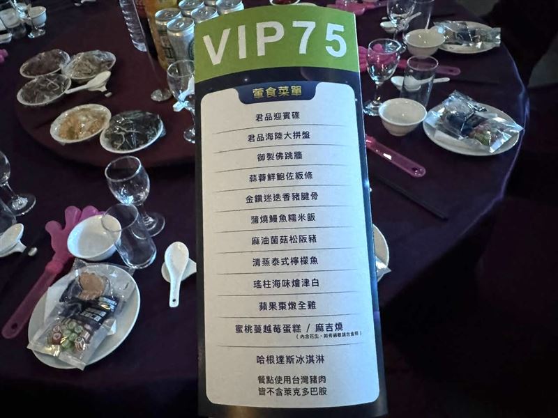 仁寶電腦旺年會霸氣登場，席開逾800桌，總獎金衝破2500萬元！今年找來君品酒店操刀，端出御製佛跳牆、蒜蓉鮮鮑、蒲燒鰻魚飯等12道五星級佳餚，甜點更有哈根達斯冰淇淋。菜單標榜使用台灣豬，讓員工吃美食、抽大獎，幸福滿滿迎金馬年。（圖／記者師瑞德攝影）