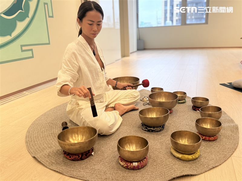 phoebe老師曾前往尼泊爾上課，並將整套頌缽帶回台灣。（圖／記者李育道攝影）