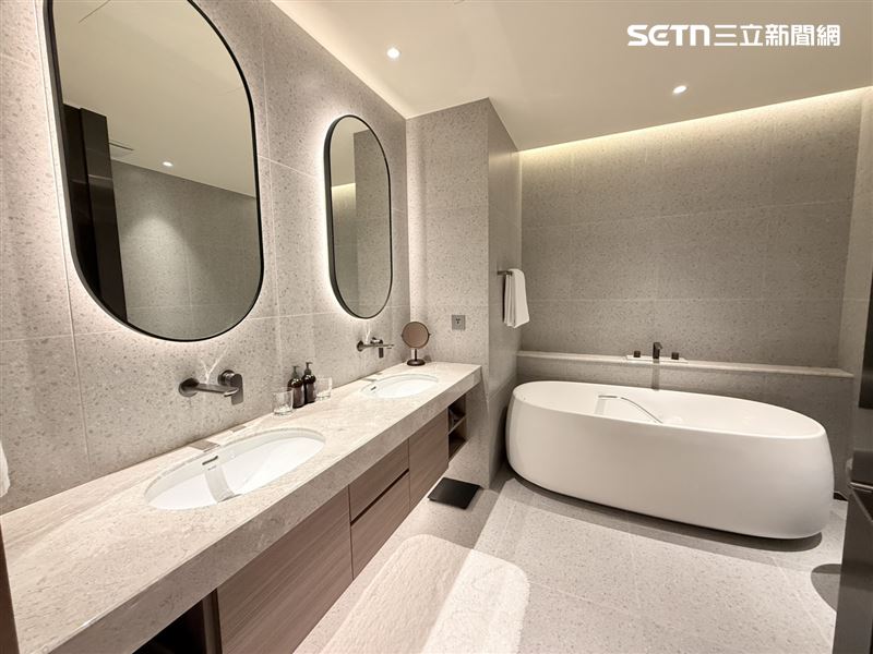 嵨開套房兩床房型有兩個洗手台以及大浴缸（圖／記者李育道攝影）