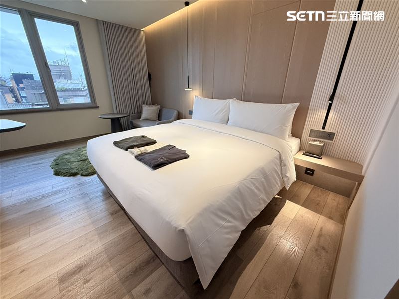 嵨岳豪華客房一床房型約10坪，全館共23間。（圖／記者李育道攝影）