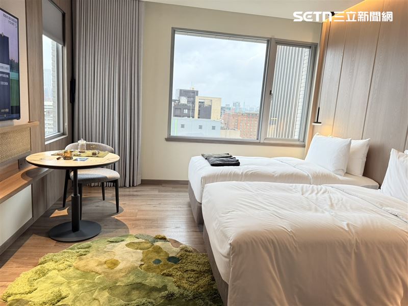 嵨開套房（兩床）休息空間。（圖／記者李育道攝影）