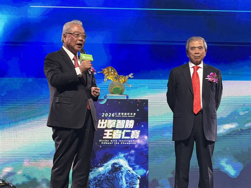 仁寶電腦旺年會霸氣登場，席開逾800桌，總獎金衝破2500萬元！今年找來君品酒店操刀，端出御製佛跳牆、蒜蓉鮮鮑、蒲燒鰻魚飯等12道五星級佳餚，甜點更有哈根達斯冰淇淋。菜單標榜使用台灣豬，讓員工吃美食、抽大獎，幸福滿滿迎金馬年。（圖／記者師瑞德攝影）