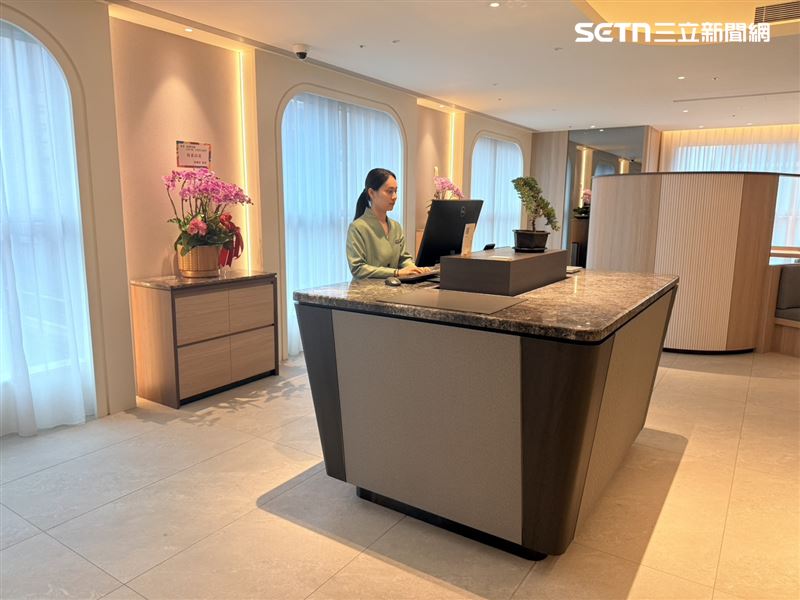 公共空間設計簡約，讓旅客視覺也能放鬆、放慢。（圖／記者李育道攝影）