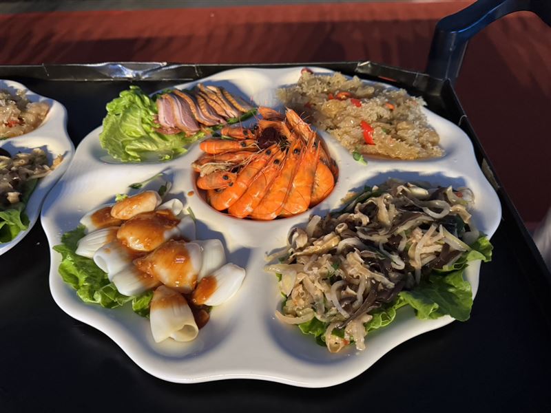 仁寶電腦旺年會霸氣登場，席開逾800桌，總獎金衝破2500萬元！今年找來君品酒店操刀，端出御製佛跳牆、蒜蓉鮮鮑、蒲燒鰻魚飯等12道五星級佳餚，甜點更有哈根達斯冰淇淋。菜單標榜使用台灣豬，讓員工吃美食、抽大獎，幸福滿滿迎金馬年。（圖／記者師瑞德攝影）