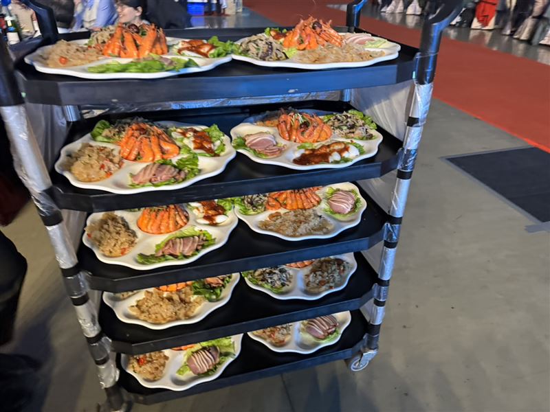 仁寶電腦旺年會霸氣登場，席開逾800桌，總獎金衝破2500萬元！今年找來君品酒店操刀，端出御製佛跳牆、蒜蓉鮮鮑、蒲燒鰻魚飯等12道五星級佳餚，甜點更有哈根達斯冰淇淋。菜單標榜使用台灣豬，讓員工吃美食、抽大獎，幸福滿滿迎金馬年。（圖／記者師瑞德攝影）