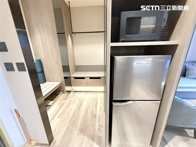 嵨開公寓有微波爐與冰箱。（圖／記者李育道攝影）