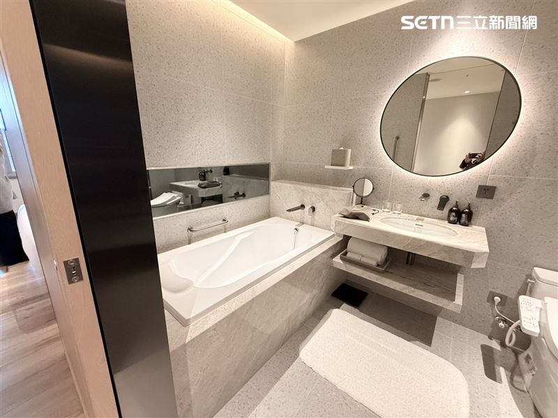 嵨開公寓也有浴缸。（圖／記者李育道攝影）