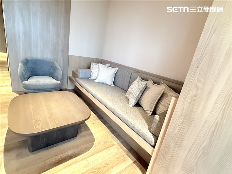 嵨開公寓客廳採光充足。（圖／記者李育道攝影）