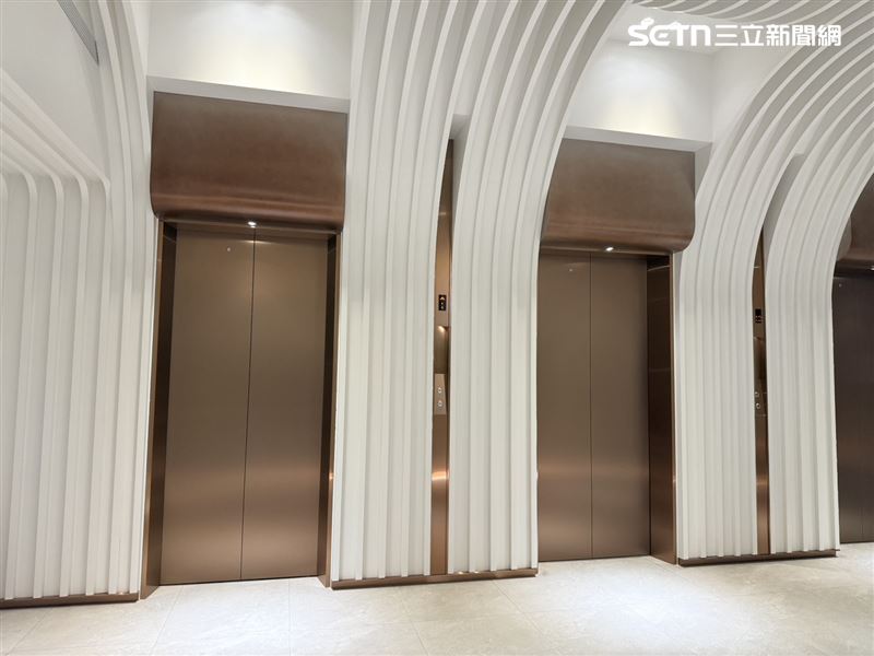 公共空間設計簡約，讓旅客視覺也能放鬆、放慢。（圖／記者李育道攝影）