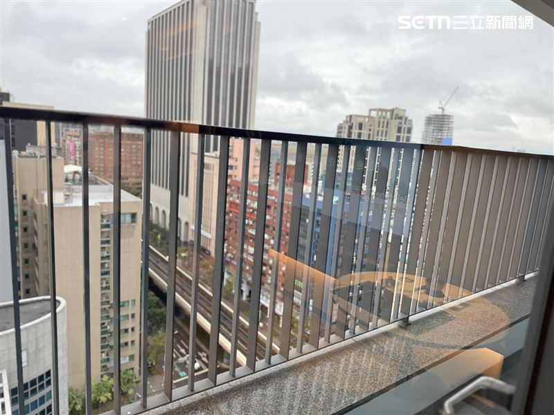 嵨開公寓才有陽台空間。（圖／記者李育道攝影）