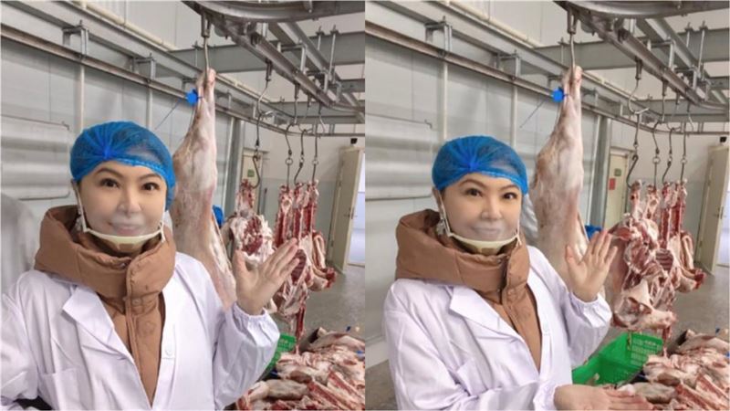 照片中的劉樂妍換上白色工作袍、頭戴藍色防塵帽，站在羊肉分切與處理區。（圖／翻攝自微博）