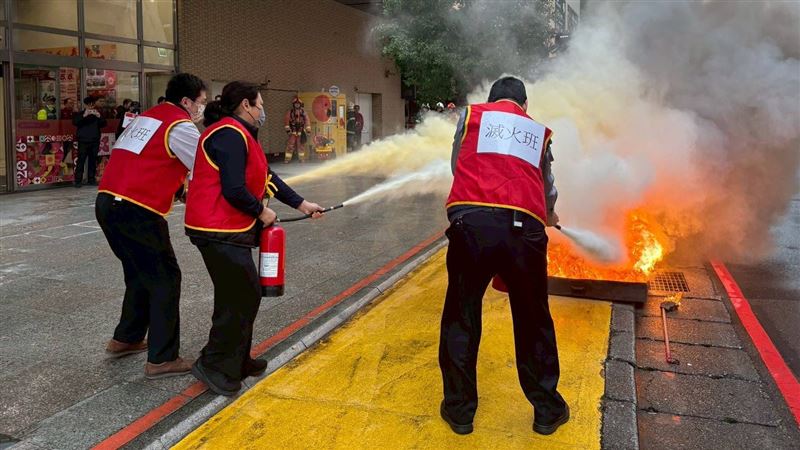 自衛消防編組滅火。（圖／翻攝畫面）
