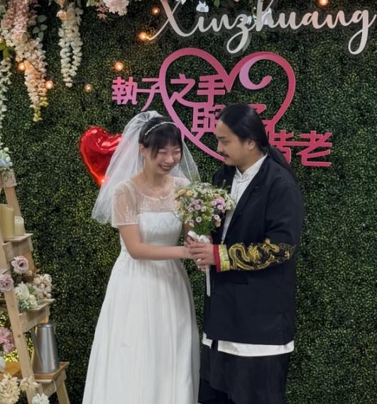 幻術大仙與女友芸如升格夫妻。（圖／翻攝自IG @daxien_the_illusionist）