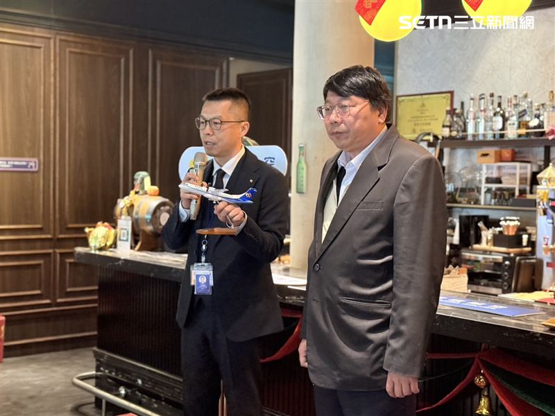 華信航空董事長陳大鈞（右）總經理莊明哲（左）。（圖／記者李育道攝影）