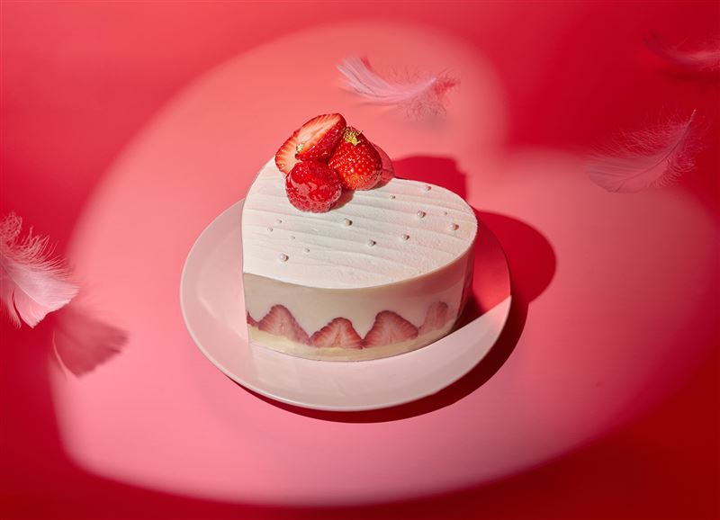 Moment caf&eacute; &amp; bakery推出情人節限定蛋糕「莓好心動」，嚴選臺灣草莓與北海道頂級鮮奶油，搭配香草籽卡士達內餡與輕盈的戚風蛋糕，愛心外型傳遞濃濃愛意。（圖／台北美福大飯店提供）