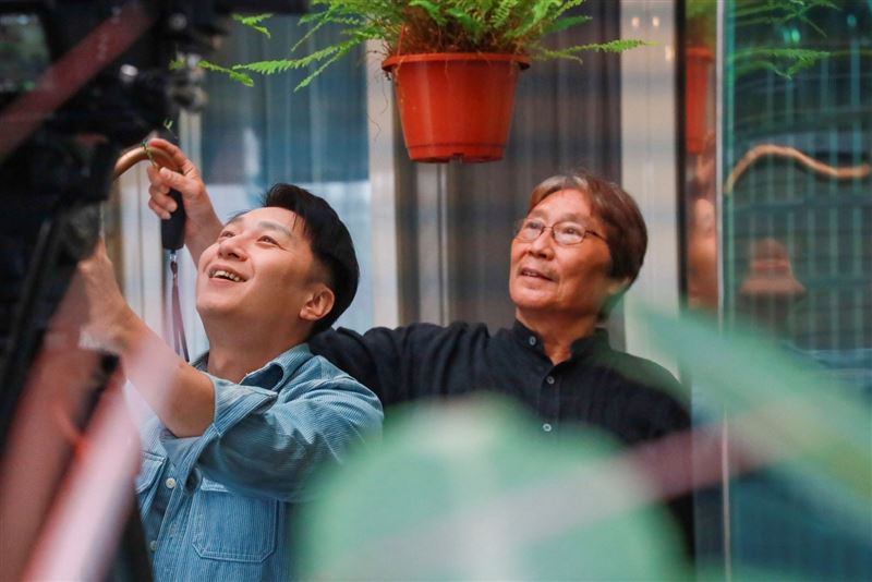 知名戲劇導演王圻生與演技派演員曹景俊飾演父子,兒子在外流離與逃避的矛盾心理,對應父親沈默的等待守候,成為故事張力之一。(圖/起而行文化提供)