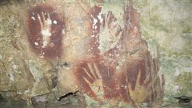 科學家在印尼一處洞穴牆上發現的紅色手印輪廓，是迄今為止發現最古老的岩石藝術。（圖／歐克塔維亞納/歐伯特 via 美聯社）
