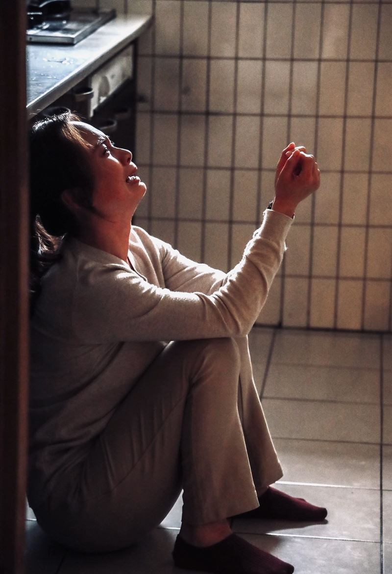 周宥伶(史黛西)飾演獨自照護癌末母親的女兒,面對工作、生活與母親病情的心力交瘁,真實呈現長照的掙扎與脆弱,也是孟慶而自身故事。(圖/起而行文化提供)