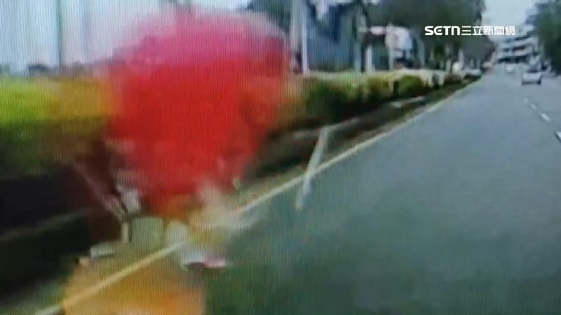 彰化一名駕駛，在開車時看到疑似人的紅影閃過
