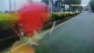 駕駛見「紅衣女」險撞　下車查看是個氣球