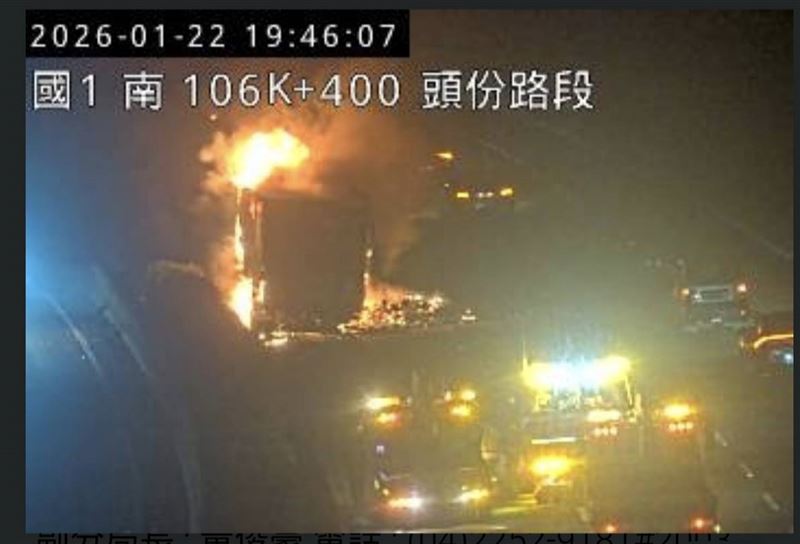 國道1號南下106.9公里新竹寶山路段發生火燒車事故，現場車陣回堵約2公里。（圖／翻攝畫面）