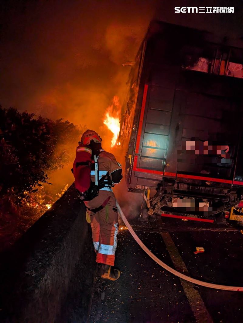 載運瓶裝飲料的大貨車行駛途中突然起火燃燒，現場不斷傳出爆炸聲響。（圖／翻攝畫面）