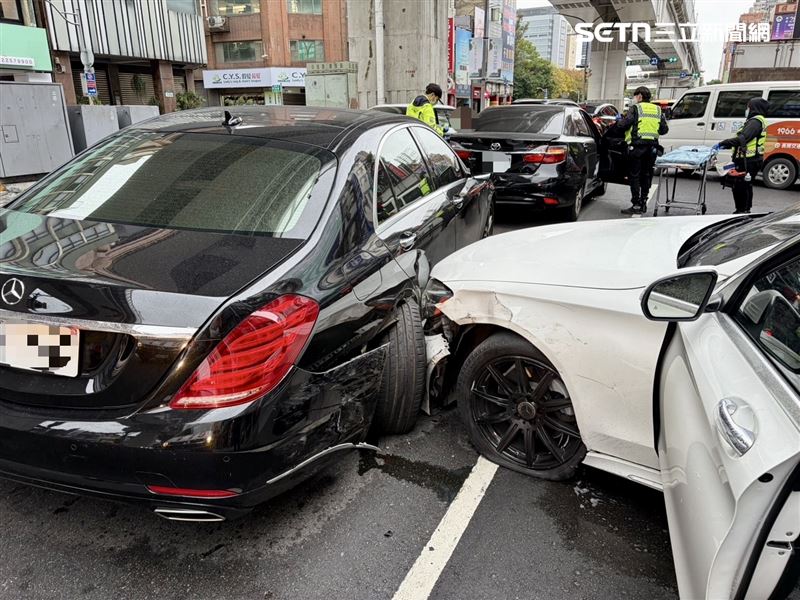 新北市板橋發生毒駕車禍，29歲男吸毒後開賓士追撞停等紅燈車輛。（圖／翻攝畫面）