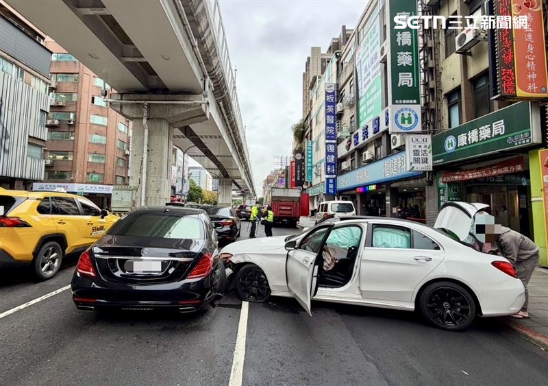 新北市板橋發生毒駕車禍，29歲男吸毒後開賓士追撞停等紅燈車輛。（圖／翻攝畫面）