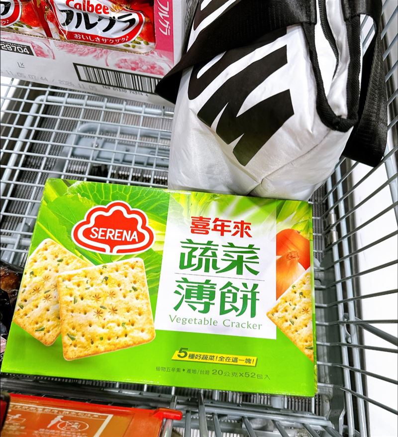 好市多會員在賣場買了蔬菜餅，也發現周圍購物車的大家幾乎都有買。（圖／翻攝自Costco好市多 商品經驗老實說）