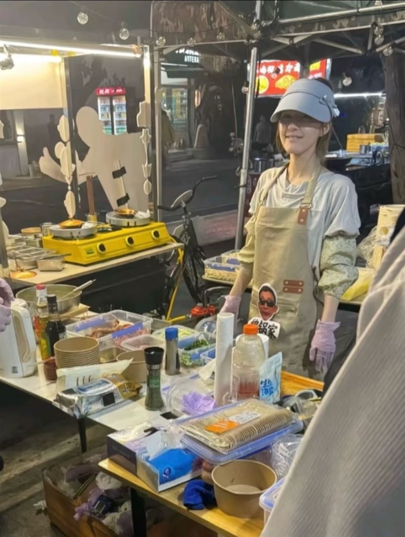 趙露思近日竟被發現素顏「零偽裝」在夜市擺攤。（圖／翻攝自微博）