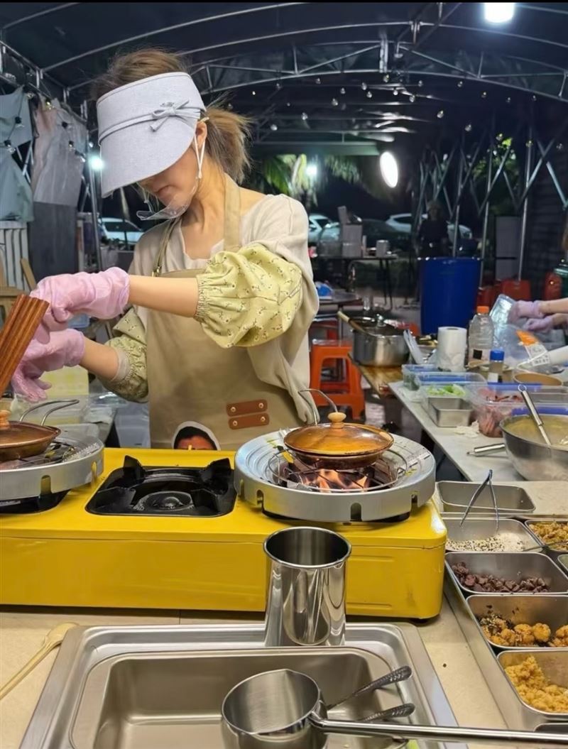 趙露思近日竟被發現素顏「零偽裝」在夜市擺攤。（圖／翻攝自微博）