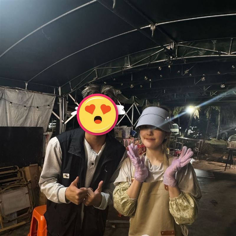 不少現場民眾驚喜發現趙露思與她合照攀談，她還送對方糖葫蘆。（圖／翻攝自微博）