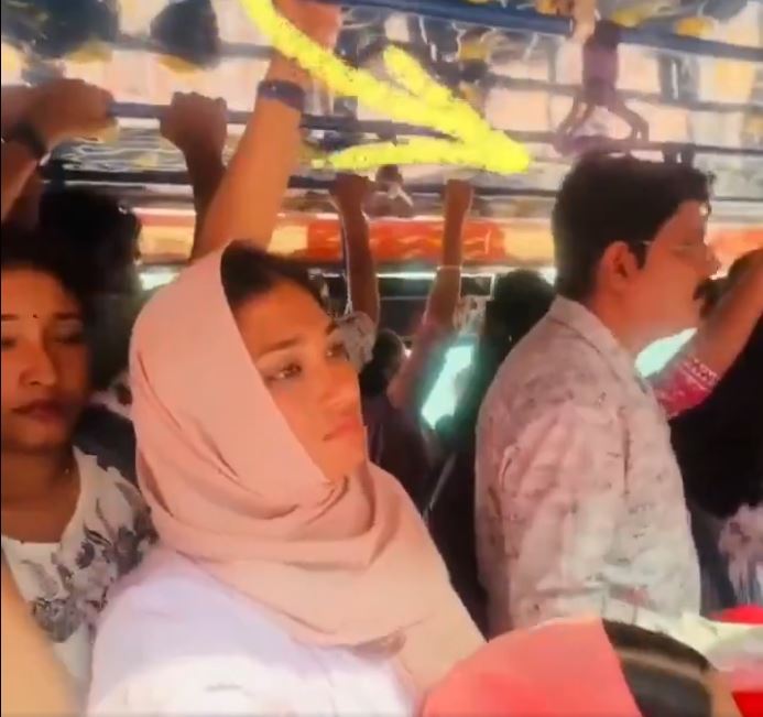 印度女網紅希姆吉塔在網路上發布影片，指控遭男子在公車上性騷擾。（圖／翻攝自X＠VivekSh47085042）