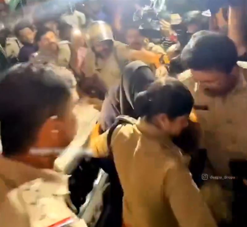 希姆吉塔被警方移送時，警局被大批抗議民眾包圍，要求她還死者公道。（圖／翻攝自X＠VivekSh47085042）