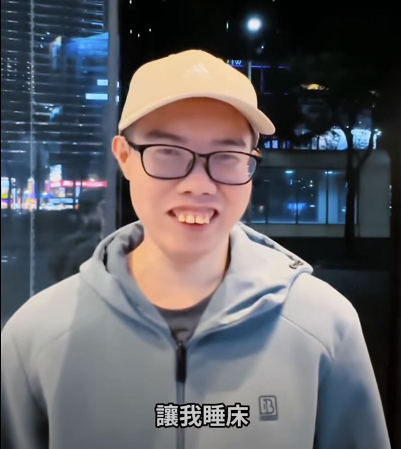 鄧佳華自己在獄中是老大，才有資格睡床。（圖／翻攝自鄧佳華臉書）