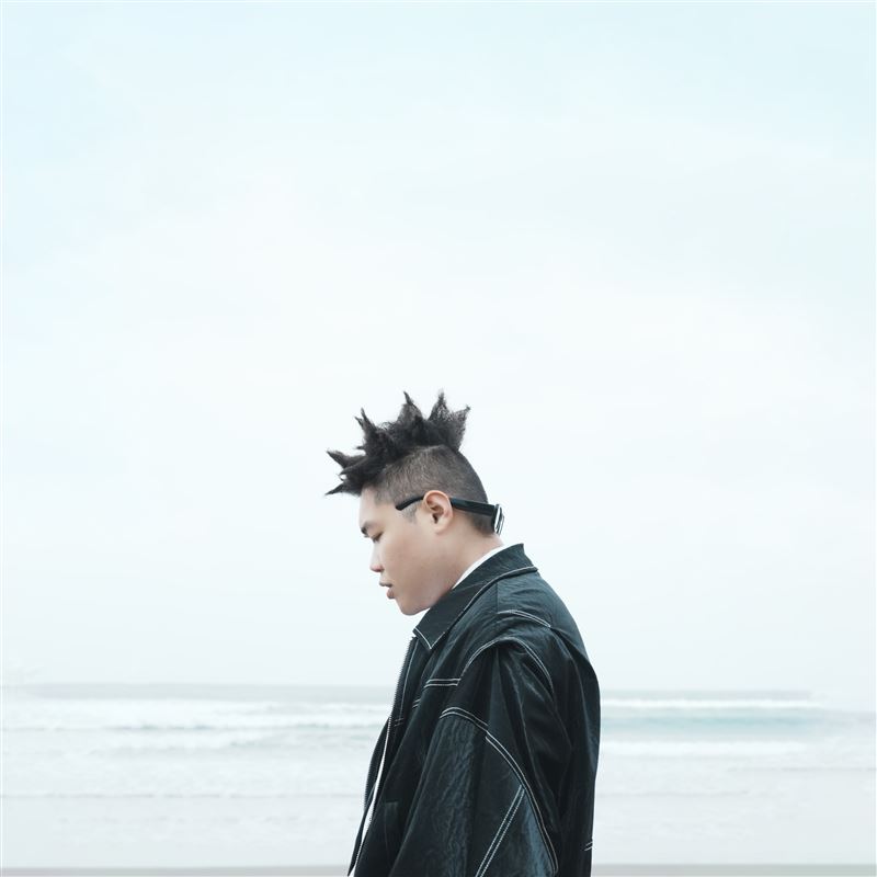 歌手許辰宇il Karbi全新 EP《起跳線》完整記錄了這段心境轉折。（圖／奧爾娛樂OUR Atelier提供）