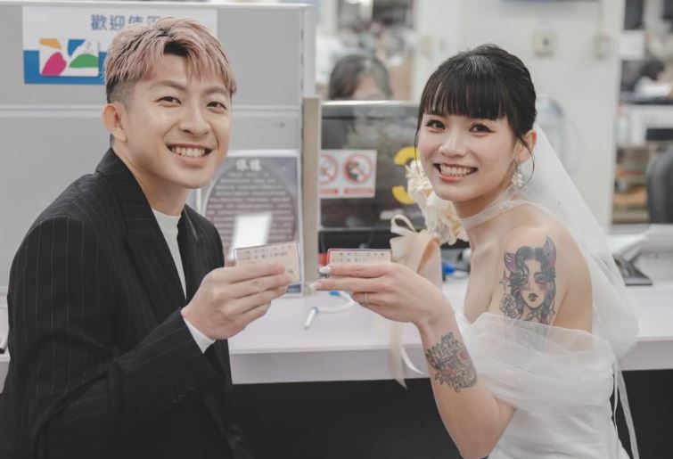 蔡阿嘎員工耶嫩與俐馨結婚。(圖/翻攝自IG @yenom0612)