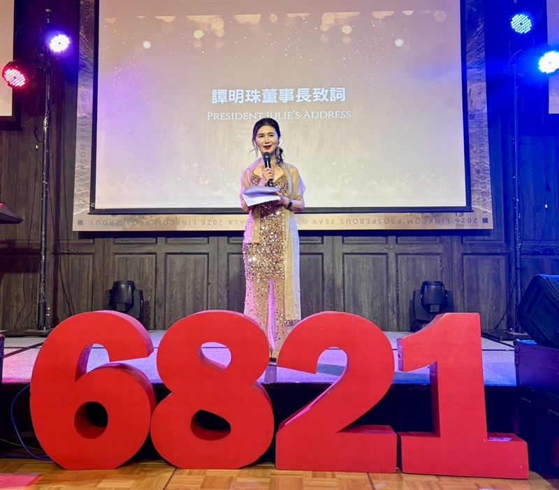 聯寶電子（6821）昨（22日）舉行尾牙，董事長譚明珠宣布2025年營收5.82億元創歷史新高。面對2026年，聯寶強勢佈局AI領域，推出體積僅「姆指大」的1000W高功率電源模組，專攻AI伺服器市場。同時，無線充電業務擴展至醫療與工業領域，加上Wi-Fi 7與歐美基建需求升溫，營運成長動能強勁。（圖／聯寶電子提供）