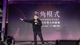 亞洲說書天王樊登首度訪台，攜手CMoney於晶華酒店舉辦新書發布會。蔡康永站台盛讚樊登是「文明的堡壘」，志祺七七與郝旭烈等KOL也同台分享成長洞察。CMoney宣布戰略轉型，引進《帆書》內容，未來更計畫聯手劉潤、吳軍等大師，從投資理財跨足全方位知識生態系，引領2026年華人圈的學習新革命。（圖／CMoney提供） 